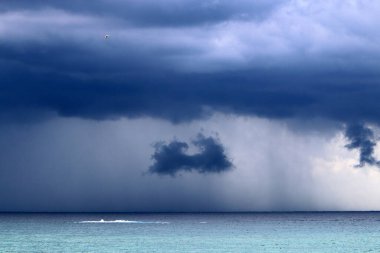  Akdeniz üzerinde gökyüzünde yağmur bulutları var. Aralık, İsrail 'de yağmur mevsimidir.        .            .            .        .      