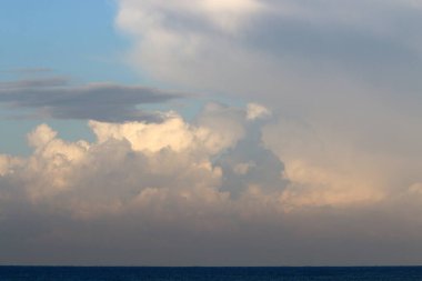  Akdeniz üzerinde gökyüzünde yağmur bulutları var. Aralık, İsrail 'de yağmur mevsimidir.        .            .            .        .      