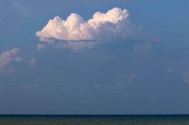  Akdeniz üzerinde gökyüzünde yağmur bulutları var. Aralık, İsrail 'de yağmur mevsimidir.        .            .            .        .      