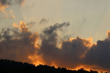  Akdeniz üzerinde gökyüzünde yağmur bulutları var. Aralık, İsrail 'de yağmur mevsimidir.        .            .            .        .      