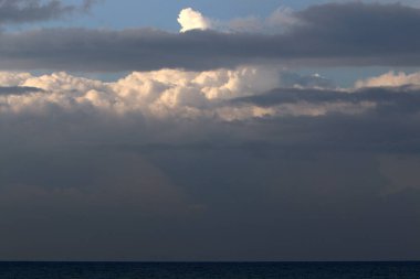  Akdeniz üzerinde gökyüzünde yağmur bulutları var. Aralık, İsrail 'de yağmur mevsimidir.        .            .            .        .      