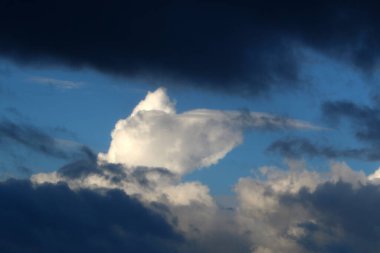  Akdeniz üzerinde gökyüzünde yağmur bulutları var. Aralık, İsrail 'de yağmur mevsimidir.        .            .            .        .      