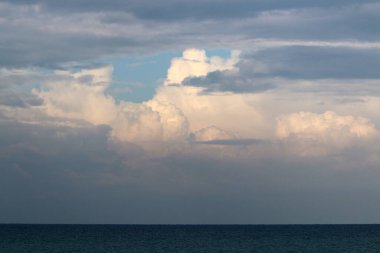  Akdeniz üzerinde gökyüzünde yağmur bulutları var. Aralık, İsrail 'de yağmur mevsimidir.        .            .            .        .      