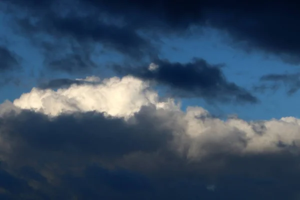 지중해 하늘에 먹구름 이스라엘에서는 우기이다 — 스톡 사진