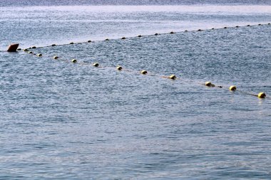 2021 kışında Akdeniz kıyısındaki karantina sırasında ıssız bir sahil İsrail 'in kuzeyinde. 