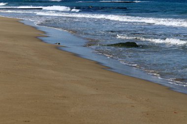 2021 kışında Akdeniz kıyısındaki karantina sırasında ıssız bir sahil İsrail 'in kuzeyinde. 