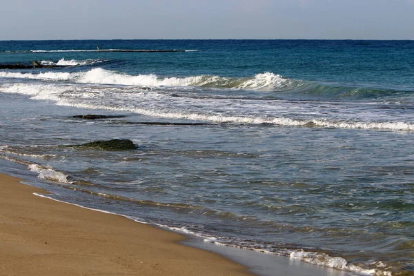 2021 kışında Akdeniz kıyısındaki karantina sırasında ıssız bir sahil İsrail 'in kuzeyinde. 