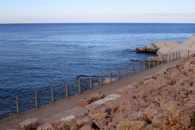 İsrail 'in kuzeyindeki Akdeniz kıyılarında büyük taş ve kabuklar 
