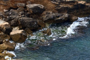 İsrail 'in kuzeyindeki Akdeniz kıyılarında büyük taş ve kabuklar 