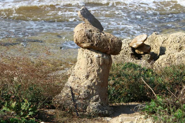 이스라엘 북부에 지중해 연안에 돌들과 — 스톡 사진