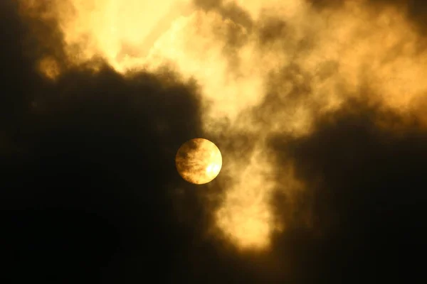 Звёздное Солнце Фоне Грозовых Облаков Красного Неба Закате — стоковое фото