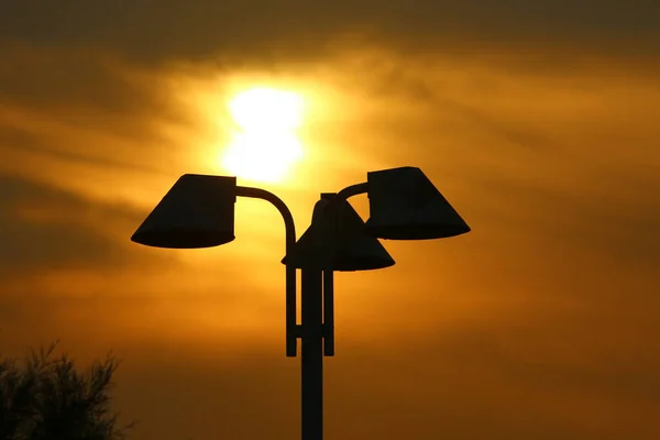 夕阳西下 太阳在雷云和红空的映衬下升起 — 图库照片