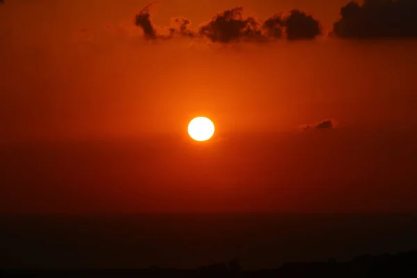 Sternensonne Vor Dem Hintergrund Von Gewitterwolken Und Rotem Himmel Bei — Stockfoto