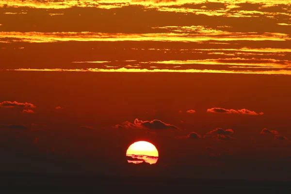 Sternensonne Vor Dem Hintergrund Von Gewitterwolken Und Rotem Himmel Bei — Stockfoto