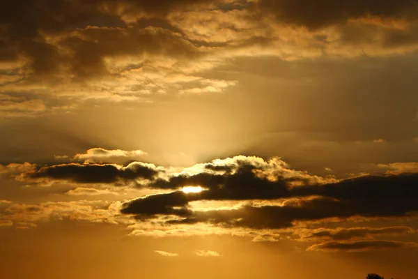 夕暮れ時の雷雲と赤い空を背景にした星の太陽 — ストック写真