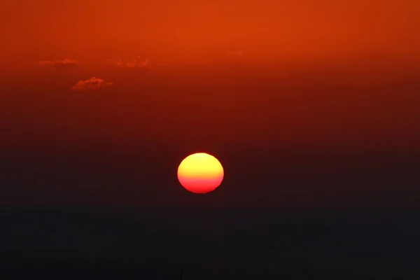 Sternensonne Vor Dem Hintergrund Von Gewitterwolken Und Rotem Himmel Bei — Stockfoto