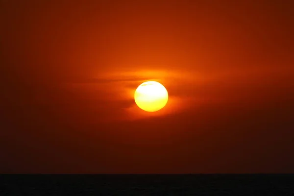 Sol Estelar Sobre Fondo Las Nubes Cielo Rojo Atardecer — Foto de Stock