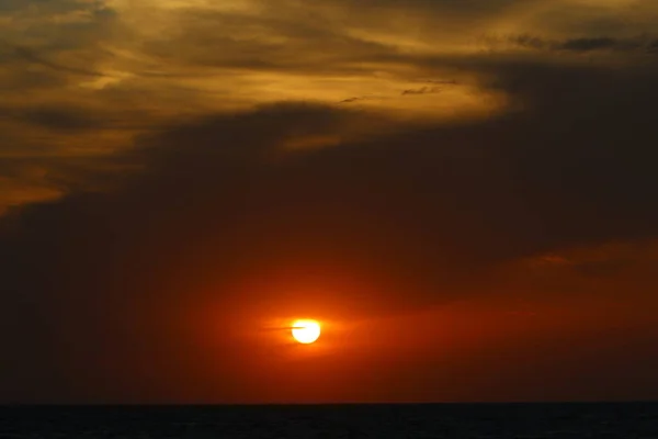 Soleil Étoilé Sur Fond Nuages Orageux Ciel Rouge Coucher Soleil — Photo