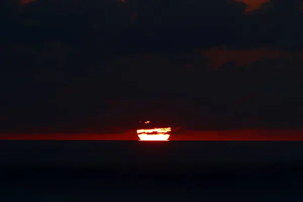 Зоряне Сонце Тлі Громових Хмар Червоного Неба Заході Сонця — стокове фото