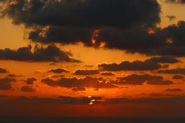 Gün Batımında Gök Gürültülü Bulutların Kızıl Gökyüzünün Arka Planına Karşı — Stok fotoğraf