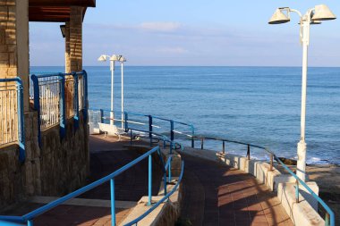 İsrail 'in kuzeyinde Akdeniz kıyısındaki bir şehir parkında yaya yolu. 