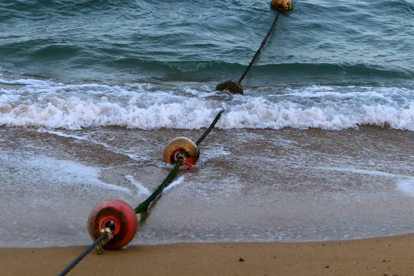 Una Cuerda Con Boyas Flotantes Una Playa Arena Costa Mediterránea — Foto de Stock