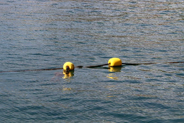 Una Cuerda Con Boyas Flotantes Una Playa Arena Costa Mediterránea — Foto de Stock