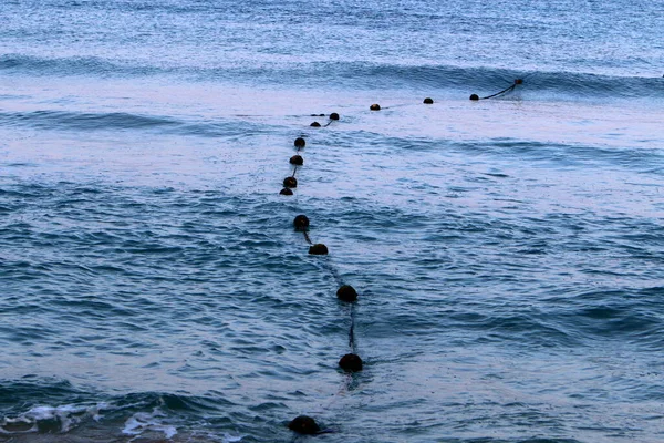 在地中海沿岸的沙滩上 一条有漂浮浮标的绳子 阳光明媚的海滨 — 图库照片