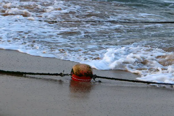 在地中海沿岸的沙滩上 一条有漂浮浮标的绳子 阳光明媚的海滨 — 图库照片