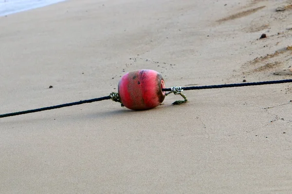 Una Corda Con Boe Galleggianti Una Spiaggia Sabbiosa Sulla Costa — Foto Stock