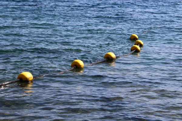 Una Cuerda Con Boyas Flotantes Una Playa Arena Costa Mediterránea — Foto de Stock