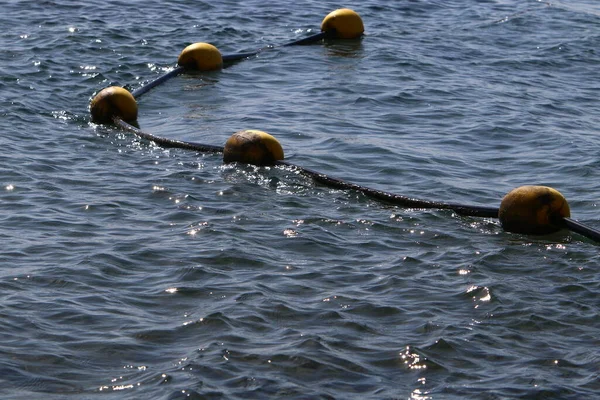 Ett Rep Med Flytbojar Sandstrand Vid Medelhavskusten Havsbotten Solig Dag — Stockfoto