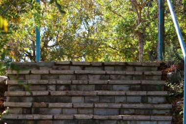 Merdiven, İsrail 'de konut inşaatının mimari bir ayrıntısıdır. Yükselme ve alçalma için bir dizi adım şeklinde bir yapı.. 