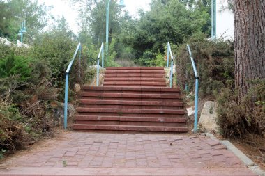 Merdiven, İsrail 'de konut inşaatının mimari bir ayrıntısıdır. Yükselme ve alçalma için bir dizi adım şeklinde bir yapı.. 