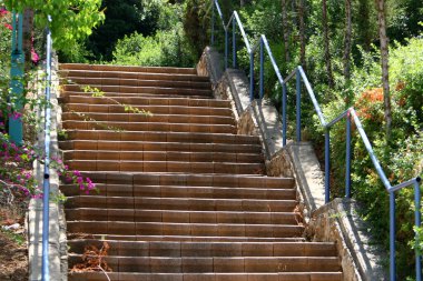 Merdiven, İsrail 'de konut inşaatının mimari bir ayrıntısıdır. Yükselme ve alçalma için bir dizi adım şeklinde bir yapı.. 