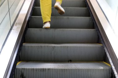 Merdiven, İsrail 'de konut inşaatının mimari bir ayrıntısıdır. Yükselme ve alçalma için bir dizi adım şeklinde bir yapı.. 