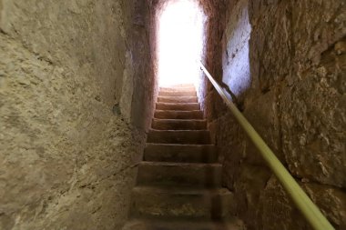 Merdiven, İsrail 'de konut inşaatının mimari bir ayrıntısıdır. Yükselme ve alçalma için bir dizi adım şeklinde bir yapı.. 