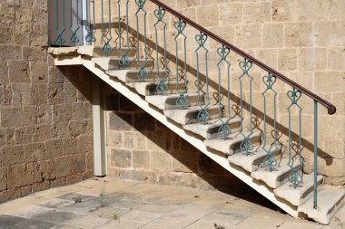 Merdiven, İsrail 'de konut inşaatının mimari bir ayrıntısıdır. Yükselme ve alçalma için bir dizi adım şeklinde bir yapı.. 