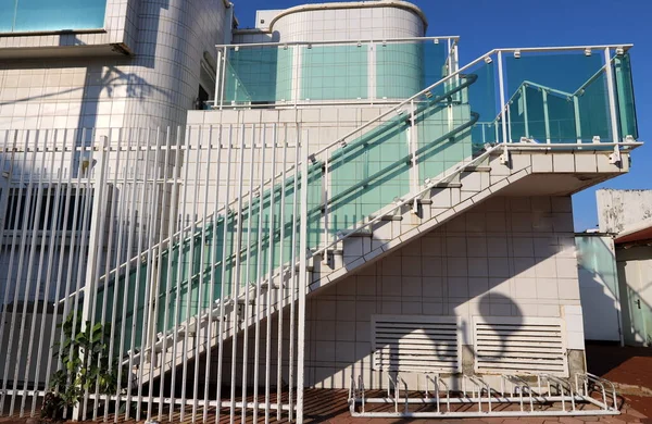 Lépcsőház Izraeli Lakásépítés Építészeti Részlete Felemelkedési Süllyedési Lépések Sorozata Formájú — Stock Fotó
