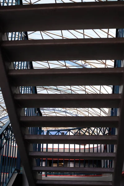 Merdiven Srail Konut Inşaatının Mimari Bir Ayrıntısıdır Yükselme Alçalma Için — Stok fotoğraf