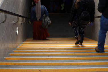 Merdiven, İsrail 'de konut inşaatının mimari bir ayrıntısıdır. Yükselme ve alçalma için bir dizi adım şeklinde bir yapı.. 