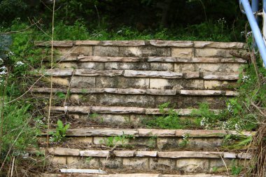 Merdiven, İsrail 'de konut inşaatının mimari bir ayrıntısıdır. Yükselme ve alçalma için bir dizi adım şeklinde bir yapı.. 