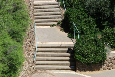 Merdiven, İsrail 'de konut inşaatının mimari bir ayrıntısıdır. Yükselme ve alçalma için bir dizi adım şeklinde bir yapı.. 