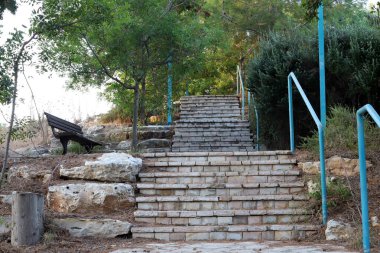 Merdiven, İsrail 'de konut inşaatının mimari bir ayrıntısıdır. Yükselme ve alçalma için bir dizi adım şeklinde bir yapı.. 