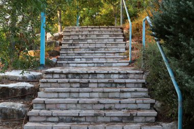 Merdiven, İsrail 'de konut inşaatının mimari bir ayrıntısıdır. Yükselme ve alçalma için bir dizi adım şeklinde bir yapı.. 