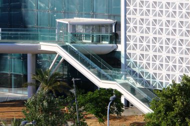 Merdiven, İsrail 'de konut inşaatının mimari bir ayrıntısıdır. Yükselme ve alçalma için bir dizi adım şeklinde bir yapı.. 