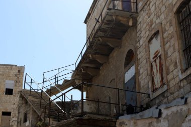 Merdiven, İsrail 'de konut inşaatının mimari bir ayrıntısıdır. Yükselme ve alçalma için bir dizi adım şeklinde bir yapı.. 