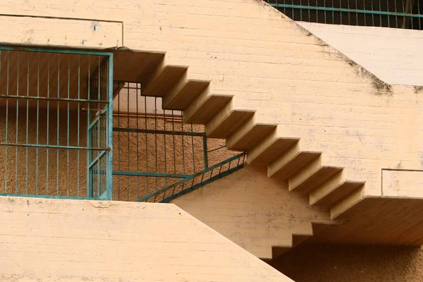 계단은 이스라엘의 건설에 건축적 사항이다 상승과 하강을 일련의 단계들의 형태로 — 스톡 사진