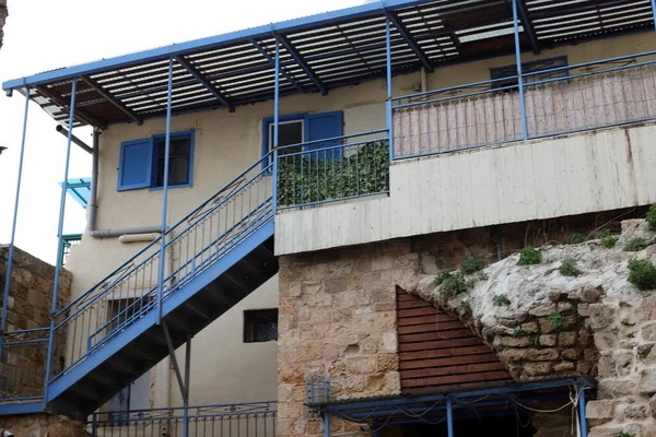 階段はイスラエルの住宅建設の建築の詳細です 上昇と下降のための一連のステップの形の構造 — ストック写真