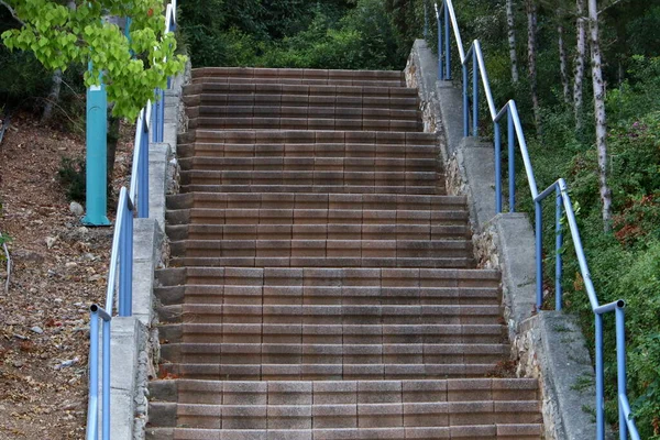 楼梯是在以色列建造住房的建筑细节 爬升和下降的一系列台阶形式的结构 — 图库照片